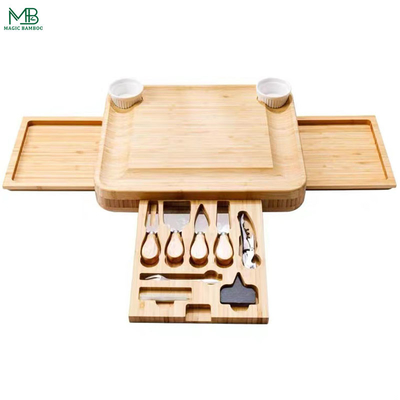 Tabuleiro de queijo de bambu com caixote de faca