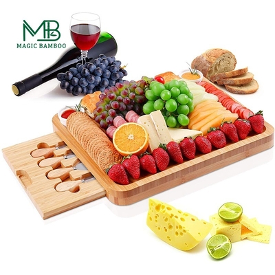 Quadro de queijo de bambu retangular com talheres completos e prato de molho cerâmico