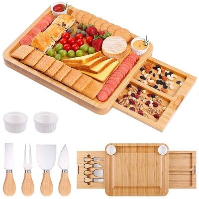 Tabuleiro de corte de cozinha natural de bambu com utensílios